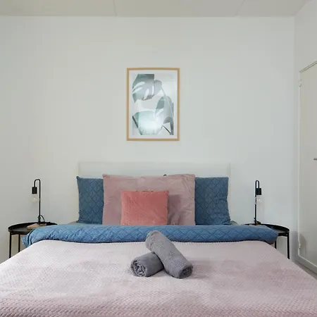 Beautiful Flat With 3 Bedrooms And 2 Baths *