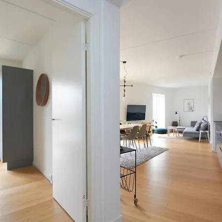 Beautiful Flat With 3 Bedrooms And 2 Baths 公寓 *