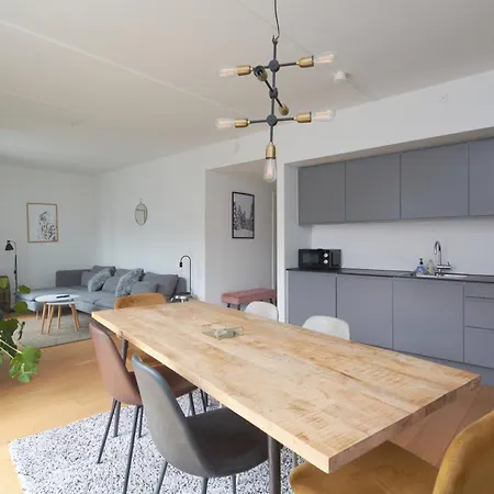 Apartment Beautiful Flat With 3 Bedrooms And 2 Baths *