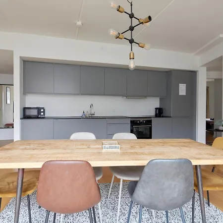 Apartment Beautiful Flat With 3 Bedrooms And 2 Baths *